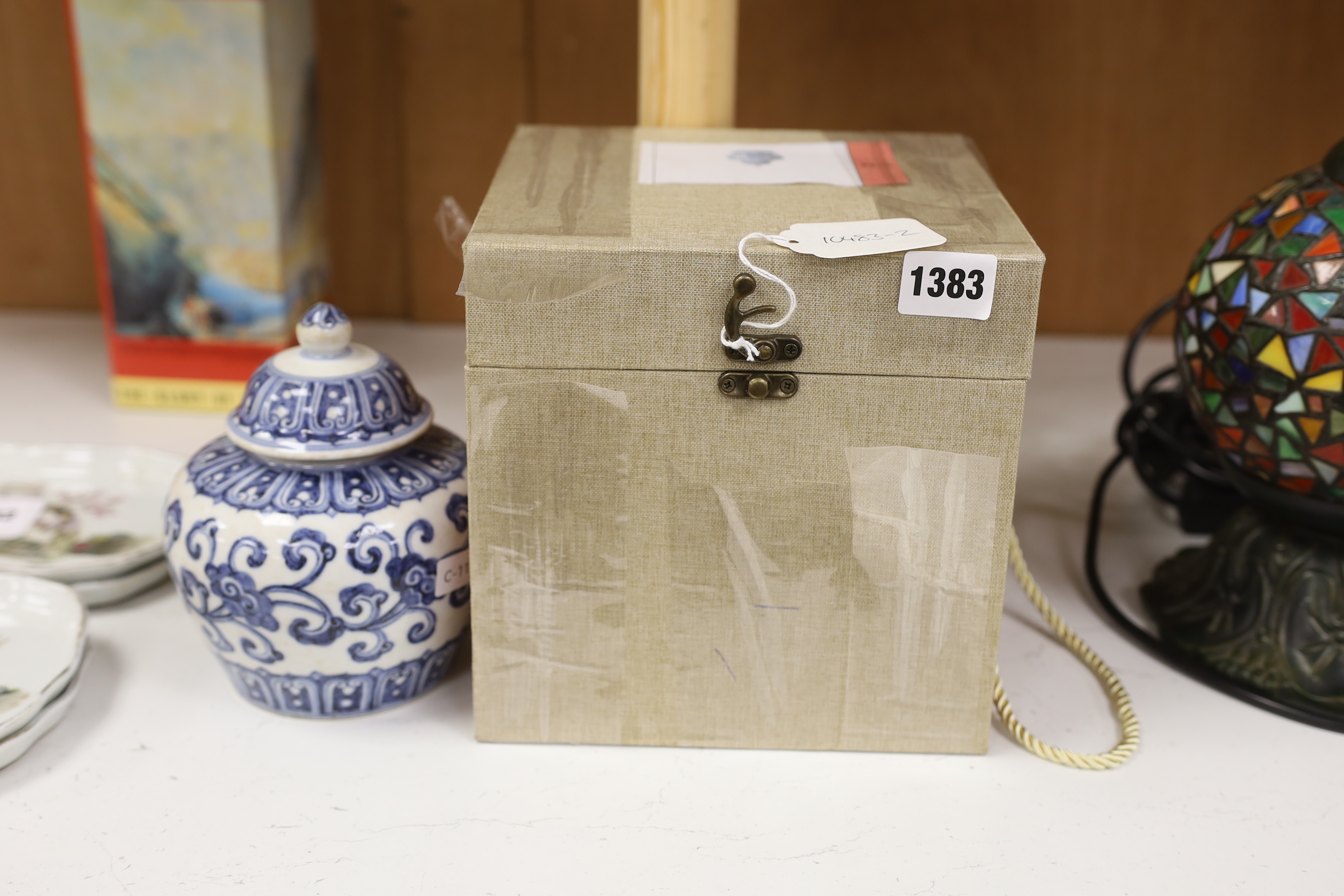 A Chinese blue and white jar and cover, 15cm